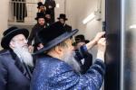 מעמד קביעת מזוזות בבנייני הישיבות קטנות‎ בראשות כ"ק אדמו"ר מבאבוב 45 שליט"א 
