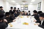 מעמד קביעת מזוזות בבנייני הישיבות קטנות‎ בראשות כ"ק אדמו"ר מבאבוב 45 שליט"א 