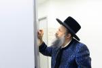 מעמד קביעת מזוזות בבנייני הישיבות קטנות‎ בראשות כ"ק אדמו"ר מבאבוב 45 שליט"א 