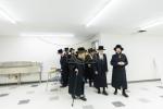 מעמד קביעת מזוזות בבנייני הישיבות קטנות‎ בראשות כ"ק אדמו"ר מבאבוב 45 שליט"א 