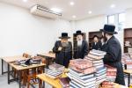 מעמד קביעת מזוזות בבנייני הישיבות קטנות‎ בראשות כ"ק אדמו"ר מבאבוב 45 שליט"א 