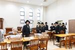 מעמד קביעת מזוזות בבנייני הישיבות קטנות‎ בראשות כ"ק אדמו"ר מבאבוב 45 שליט"א 