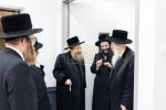 מעמד קביעת מזוזות בבנייני הישיבות קטנות‎ בראשות כ"ק אדמו"ר מבאבוב 45 שליט"א 