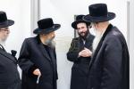 מעמד קביעת מזוזות בבנייני הישיבות קטנות‎ בראשות כ"ק אדמו"ר מבאבוב 45 שליט"א 