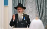 די רוסישע פרעזידענט געבט א מעדאל פאר די הויפט רב הרב בערל לאזאר שליט"א 