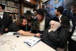 כ"ק גאב"ד ירושלים שליט"א נעמט אויף א גרופע פון מחזירים בתשובה