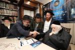כ"ק גאב"ד ירושלים שליט"א נעמט אויף א גרופע פון מחזירים בתשובה