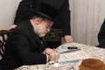 מעמד חתימת שטרות ולחיים בבית הרב יוסף הלוי דופלט שליט"א, לרגל קניית זכות אדיר בביהמ"ד החדש פאפא בלינדען, לע"נ חותנו היקר הרה"ח ר' דוד ברוין ז"ל, בראשות כ"ק האדמו"ר מפאפא שליט"א