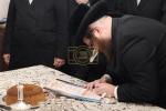 מעמד חתימת שטרות ולחיים בבית הרב יוסף הלוי דופלט שליט"א, לרגל קניית זכות אדיר בביהמ"ד החדש פאפא בלינדען, לע"נ חותנו היקר הרה"ח ר' דוד ברוין ז"ל, בראשות כ"ק האדמו"ר מפאפא שליט"א