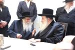 כ"ק אדמו"ר מנדבורנה שליט"א באזוכט ביי כ"ק אדמו"ר מקרעטשניף שליט"א 