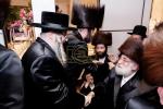 הגה"צ אבד"ק פשעווארסק וויליאמסבורג שליט"א מסדר חופה וקידושין ביי איינע פון די חסידים