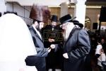 הגה"צ אבד"ק פשעווארסק וויליאמסבורג שליט"א מסדר חופה וקידושין ביי איינע פון די חסידים
