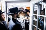 כ"ק אדמו"ר מסאטמאר שליט"א ביי מעמד קביעת מזוזה ומסיבת לחיים להתייסדות ביהמ"ד החדש קהל יטב לב ד'סאטמאר אויף פארט ווארט גאס, אין בלומינג גראוו 