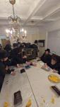 תלמידי ישיבת סאטמאר אצל כ"ק אדמו"ר מליסקא שליט"א ביי לחיים טיש אחרי הדלקת נרות&nbsp;חנוכה&nbsp;(פנימי)