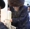 הרה"ק רבי יעקב מאיר שעכטער שליט"א ביים מעמד הדלקת הנרות א' דחנוכה. מיט די ירושה מנורה פון הרה"ק מסאטמאר זי"ע.