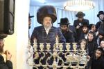 הרה"ק רבי יעקב מאיר שעכטער שליט"א ביים מעמד הדלקת הנרות יום ב' דחנוכה