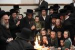 פייערליכער "מעמד שריפת הפתילות" בליל זאת חנוכה אינאיינעם מיט די תלמידי "ישיבת אהלה של תורה - תלדות אהרן" בראשות הגה"צ אבד"ק תולדות אהרן מאנסי שליט"א נשיא וראש הישיבה