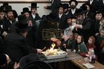 פייערליכער "מעמד שריפת הפתילות" בליל זאת חנוכה אינאיינעם מיט די תלמידי "ישיבת אהלה של תורה - תלדות אהרן" בראשות הגה"צ אבד"ק תולדות אהרן מאנסי שליט"א נשיא וראש הישיבה
