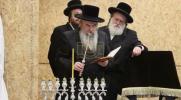 Main image for כ"ק אדמו"ר מלעלוב שליט"א ביי הדלקת נרות זאת חנוכה 