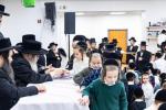 כ"ק אדמו"ר מסאטמאר שליט"א באזוכט אין די מוסדות אין בארא פארק לכבוד חנוכה