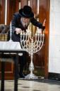 Main image for כ"ק גאב"ד מאנסי שליט"א ביי הדלקת נר חנוכה ליל זאת חנוכה בביהמ"ד הגדול, אינאיינעם מיטן מגבית להחזקת קופת חינוך הטהור אפצייכענען'דיג א יאר זינט דער התייסדות הקופה ע"י כ"ק הגאב"ד שליט"א מייסד ונשיא הקופה