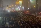 גרויסע מאסן מענטשן פילן אן די גאסן פון טעהראן בשעת די איראן רעאקציע גייט ווייטער אן.