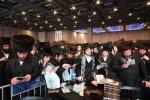 טויזענטער חסידי ברסלב באטייליגן זיך ביי מעמד "הבער אות בליבי"