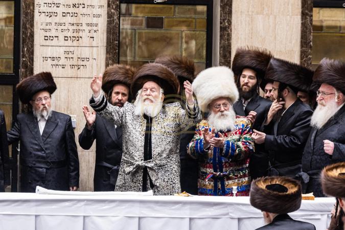 פורים בחצר הקודש באבוב - א בליק לייוו