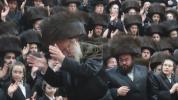 כ"ק אדמו"ר מוויען שליט"א טאנצט מצוה טאנץ ביים חתונה פון א אייניקל 