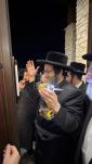 קביעת מזוזה דורך רב קהלת פאפא מאנסי שליט"א, אינעם נייעם הויז פון הרבני הנגיד ר' יצחק יודא ראזענבערגער הי"ו