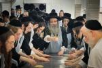 מעמד אפיית מצות בראשות הגה"צ ראש ישיבת סאטמאר בני ברק שליט"א אינאיינעם מיט די תלמידי הישיבה גדולה