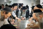 מעמד אפיית מצות בראשות הגה"צ ראש ישיבת סאטמאר בני ברק שליט"א אינאיינעם מיט די תלמידי הישיבה גדולה