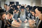 מעמד אפיית מצות בראשות הגה"צ ראש ישיבת סאטמאר בני ברק שליט"א אינאיינעם מיט די תלמידי הישיבה גדולה