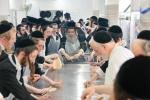 מעמד אפיית מצות בראשות הגה"צ ראש ישיבת סאטמאר בני ברק שליט"א אינאיינעם מיט די תלמידי הישיבה גדולה