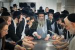 מעמד אפיית מצות בראשות הגה"צ ראש ישיבת סאטמאר בני ברק שליט"א אינאיינעם מיט די תלמידי הישיבה גדולה