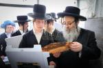 מעמד אפיית מצות בראשות הגה"צ ראש ישיבת סאטמאר בני ברק שליט"א אינאיינעם מיט די תלמידי הישיבה גדולה
