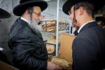מעמד אפיית מצות בראשות הגה"צ ראש ישיבת סאטמאר בני ברק שליט"א אינאיינעם מיט די תלמידי הישיבה גדולה