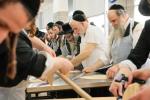 מעמד אפיית מצות בראשות הגה"צ ראש ישיבת סאטמאר בני ברק שליט"א אינאיינעם מיט די תלמידי הישיבה גדולה