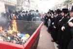 בילדער און ווידיאו: שריפת ומכירת חמץ בחצר הקודש סאטמאר בני ברק