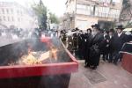 בילדער און ווידיאו: שריפת ומכירת חמץ בחצר הקודש סאטמאר בני ברק