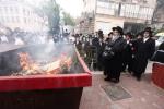 בילדער און ווידיאו: שריפת ומכירת חמץ בחצר הקודש סאטמאר בני ברק
