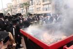בילדער און ווידיאו: שריפת ומכירת חמץ בחצר הקודש סאטמאר בני ברק