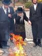 שריפת חמץ ביי הגה"צ רבי מרדכי שטיינער שליט"א 