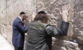 Main image for ארגענטינע פרעזידענט כאוויער מילי האט אנגעהויבן זיין מדנ"י באזוך ביים כותל