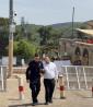 א אידישע הארץ ווערט קיינמאל נישט פארפאלן, א ציוניסטישטע פאליציאנט ביים העלפן א בלינדן מאן ארויפגיין דעם בארג אין מירון 