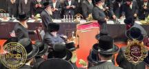 כ"ק אדמו"ר מבעלזא איז אריינגעקומען צום גרויסארטיגע מעמד קבלת פנים ליל שישי ביים שבת היכלא דמלכא פאר נגידי חסידי בעלזא.