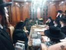 כ"ק אדמו"ר מסאטמאר שליט"א זעצט זיך אראפ מיט בעלי בתים צו דיסקוסירן די באשלוס פון בג"ץ נישט צו געבן געוויסע בענעפיטן פאר די וואס גייען נישט אין מיליטער 