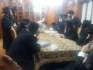 כ"ק אדמו"ר מסאטמאר שליט"א זעצט זיך אראפ מיט בעלי בתים צו דיסקוסירן די באשלוס פון בג"ץ נישט צו געבן געוויסע בענעפיטן פאר די וואס גייען נישט אין מיליטער 