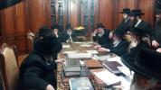 כ"ק אדמו"ר מסאטמאר שליט"א זעצט זיך אראפ מיט בעלי בתים צו דיסקוסירן די באשלוס פון בג"ץ נישט צו געבן געוויסע בענעפיטן פאר די וואס גייען נישט אין מיליטער 