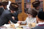 כ"ק אדמו"ר מסאטמאר שליט"א ביי כתיבת האותיות נעכטן מוצאי שבת פאר די ספר תורה וואס ווערט געשריבן דורך הרה"ח ר' יעקב מרדכי גראס הי"ו